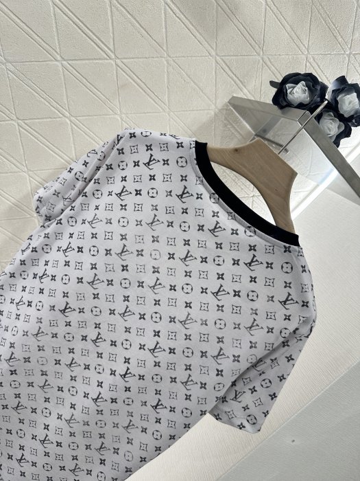 T-shirt women's фото 4