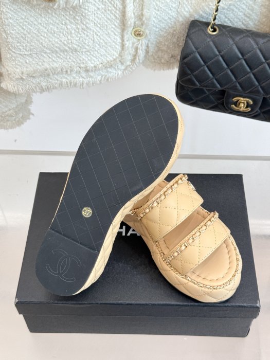 Шлепанцы женские фото 9