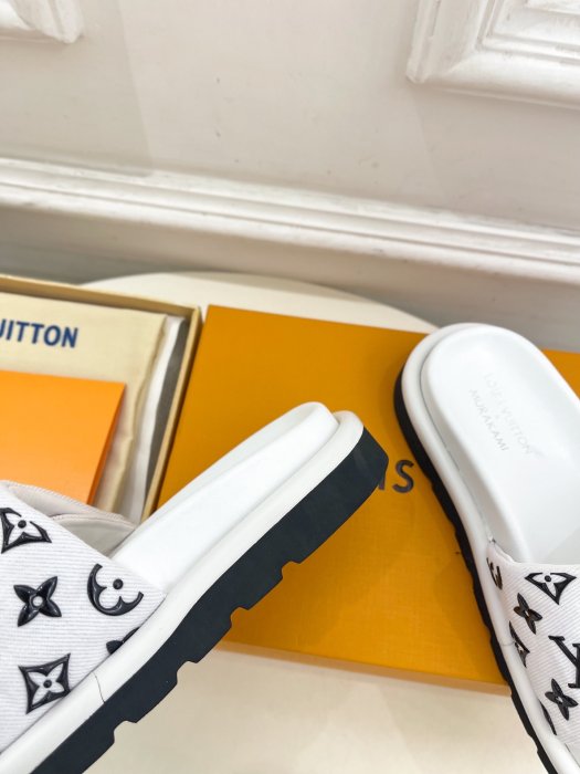 Шлепанцы женские фото 6