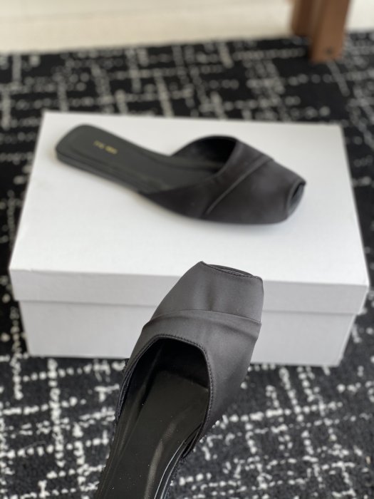 Шлепанцы женские фото 6