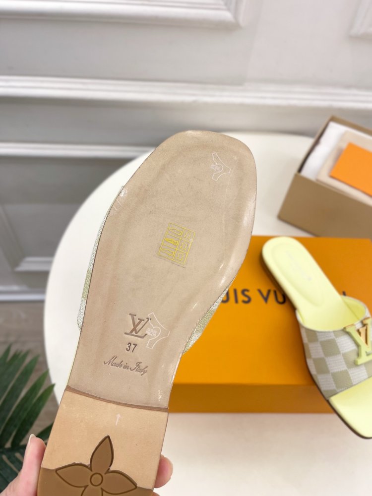 Шльопанці жіночі фото 9