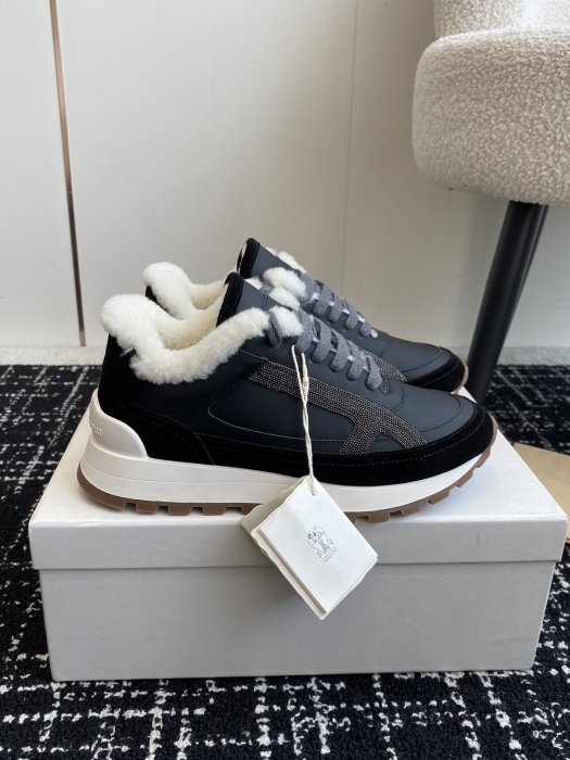 Sneakers women's on fur фото 2