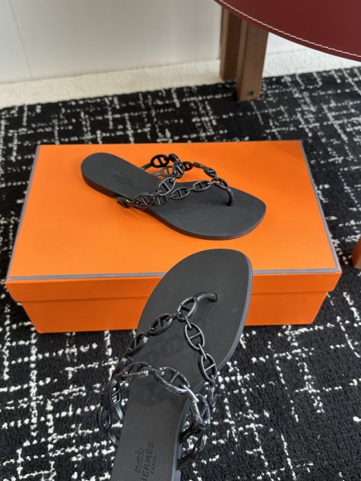 Шлепанцы женские фото 6