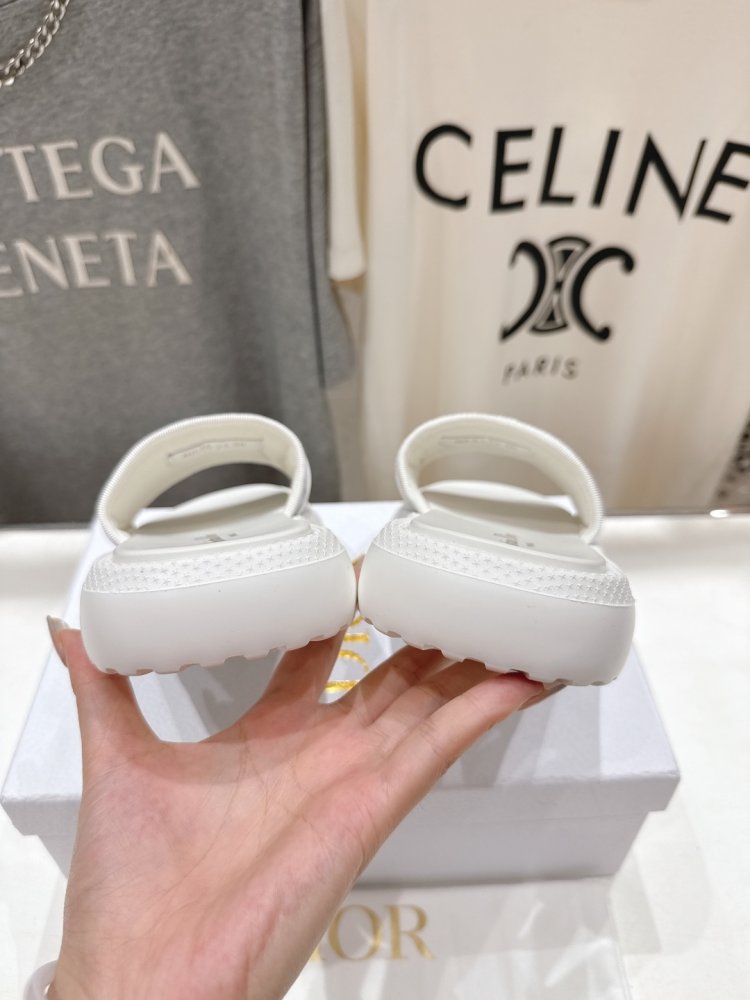 Шльопанці жіночі фото 8