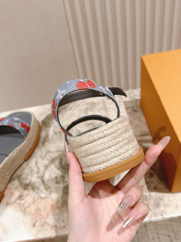 Сандалі жіночі фото 4