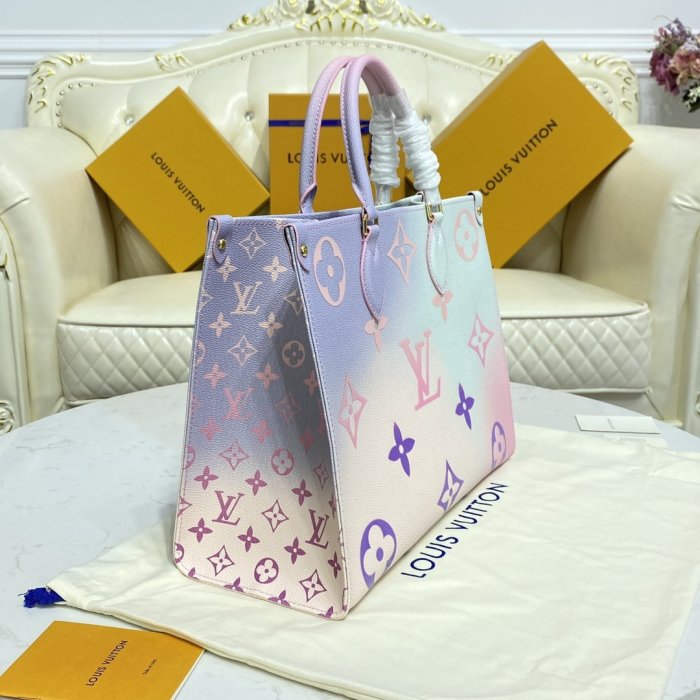 A bag women's OnTheGo 35 cm фото 2