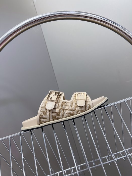 Шлепанцы женские фото 5