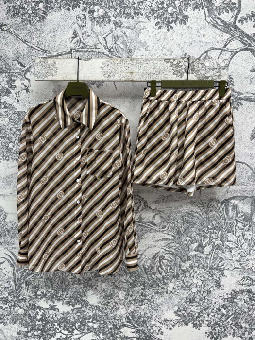 Костюм жіночий