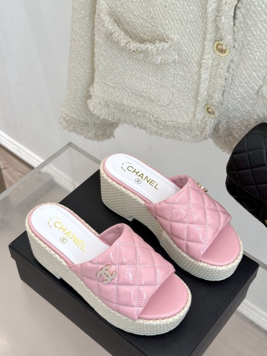 Шлепанцы женские фото 3