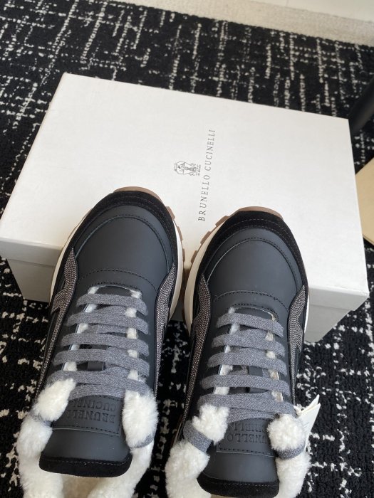 Sneakers women's on fur фото 5