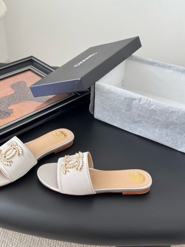 Шльопанці жіночі фото 7