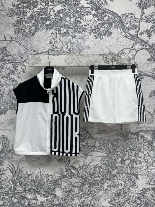 Костюм жіночий