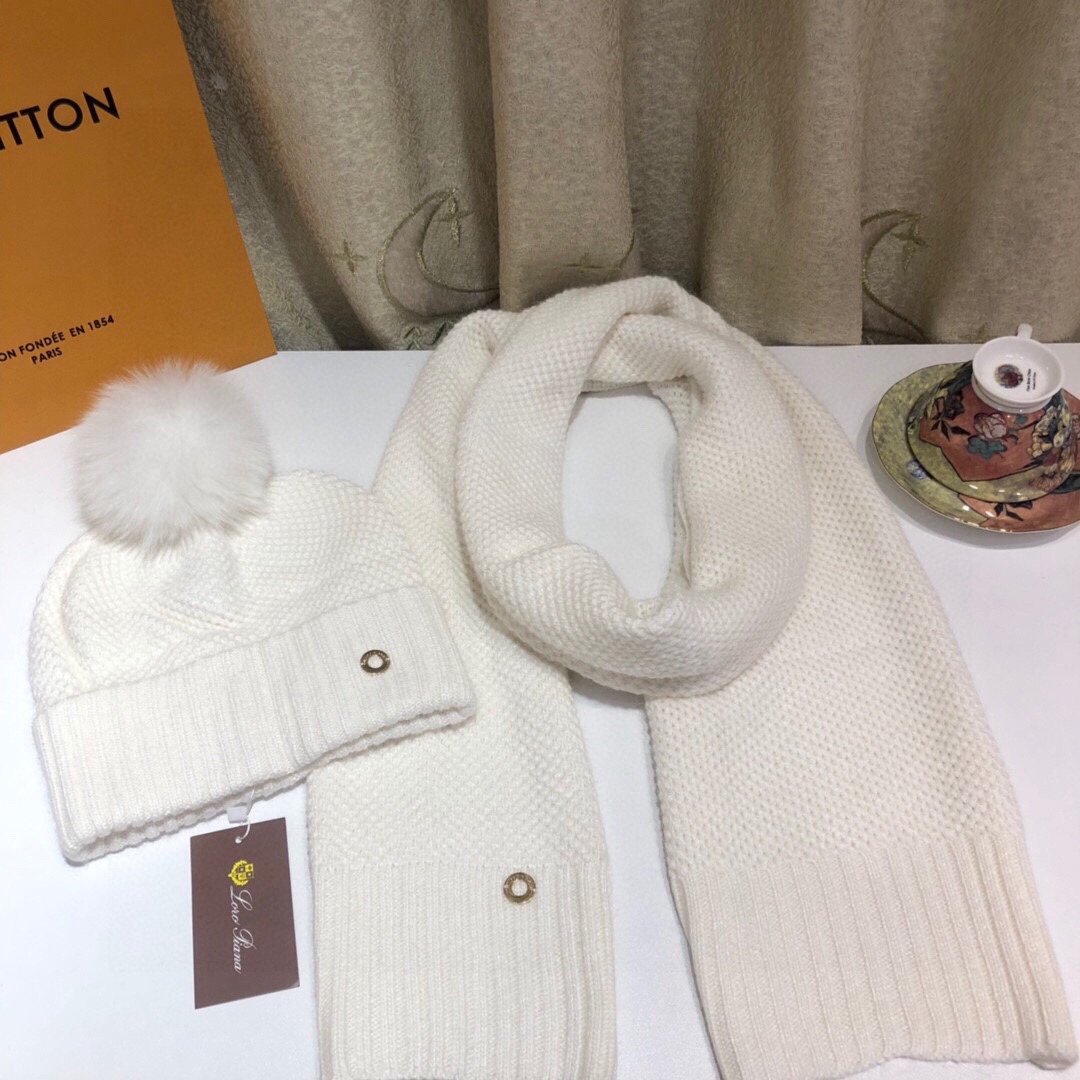 Set scarf and a cap cashmere knitted