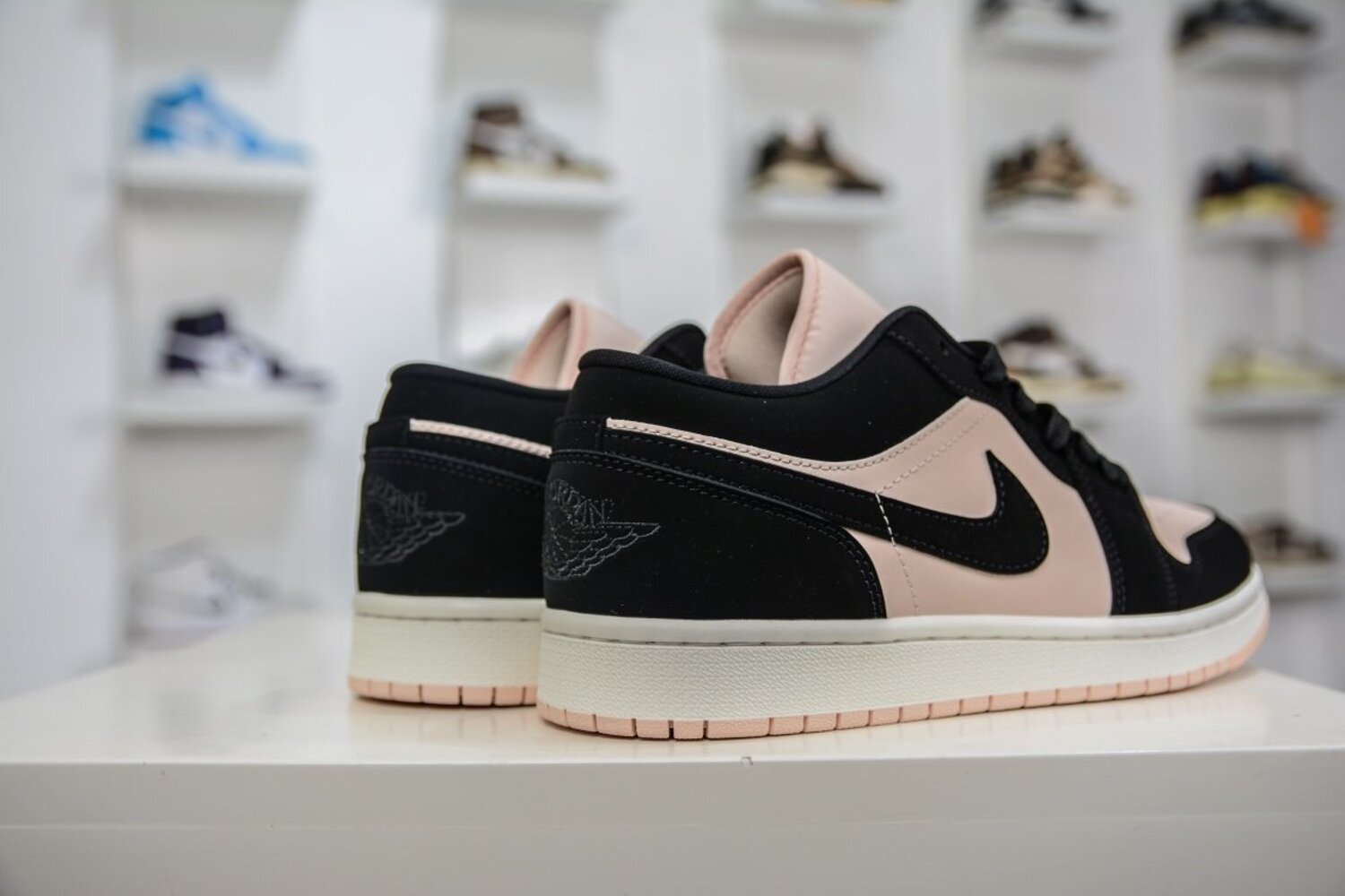 Sneakers Air Jordan 1 Low Black Guava Ice DC0774 003 фото 6