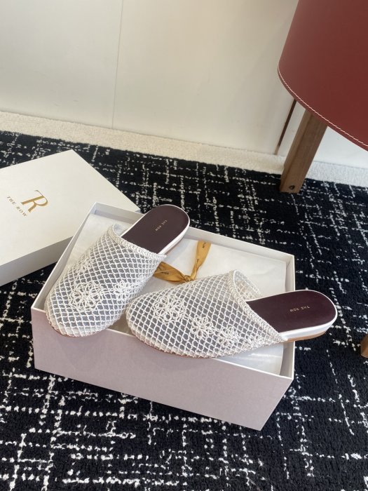 Шлепанцы женские фото 3