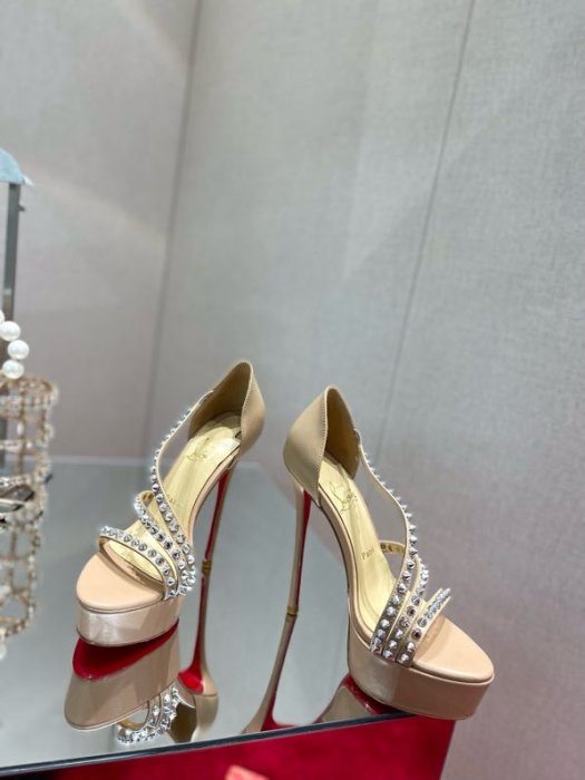 Босоніжки на високому підборах