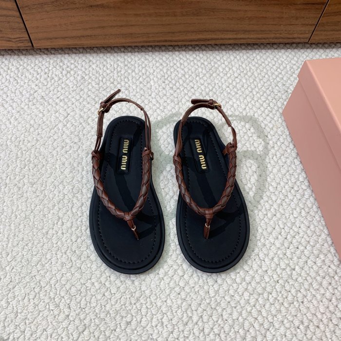 Сандалі жіночі