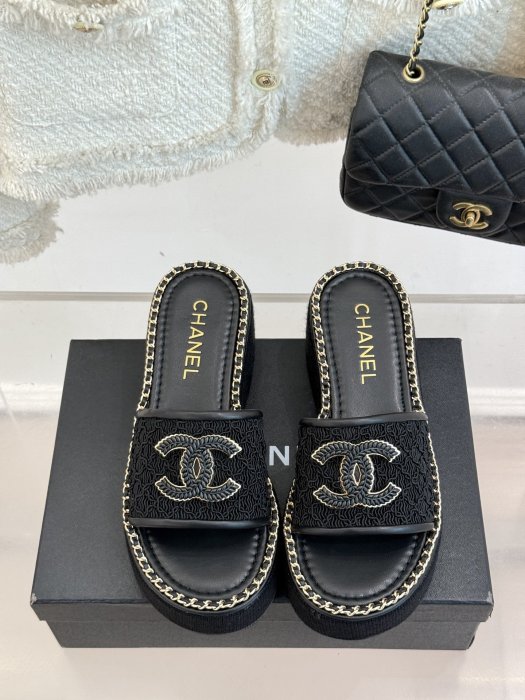 Шлепанцы женские фото 4