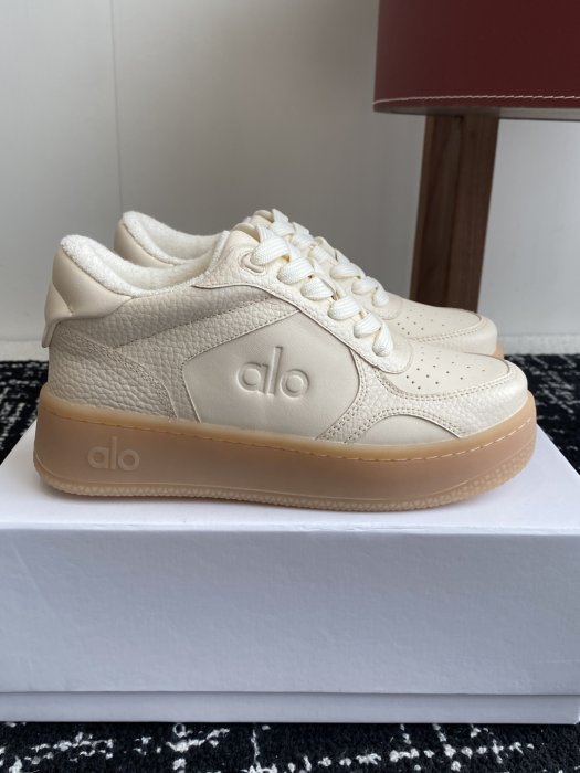 Кроссовки женские фото 2