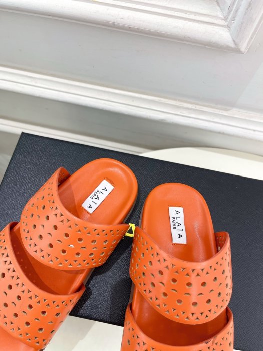 Шлепанцы женские фото 7