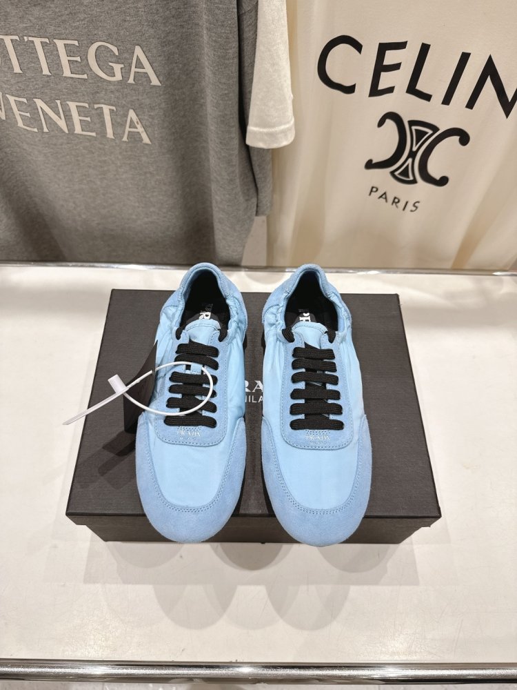 Кросівки жіночі