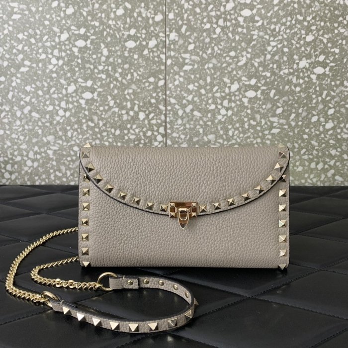 A bag women's Valentino Garavani Rockstud 21 cm