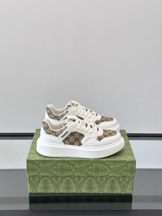 Кросівки чоловічі