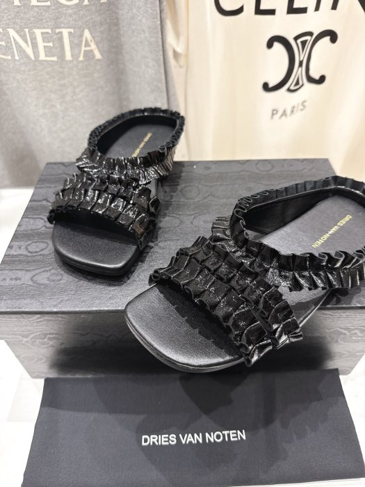 Шлепанцы фото 7