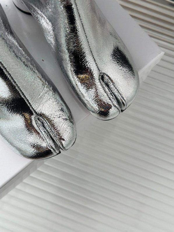 Кожаные женские ботинки с раздвоенным носком серебряные фото 7