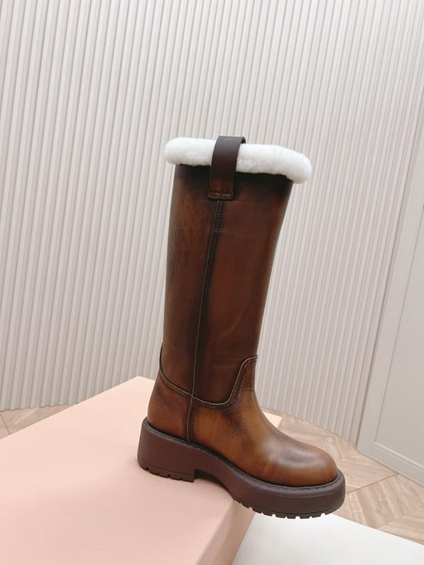 Leather women's boots on fur фото 5