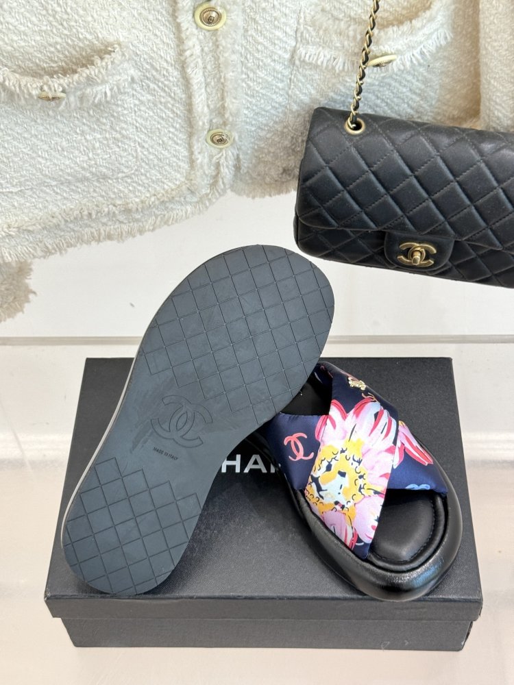 Шльопанці жіночі фото 9