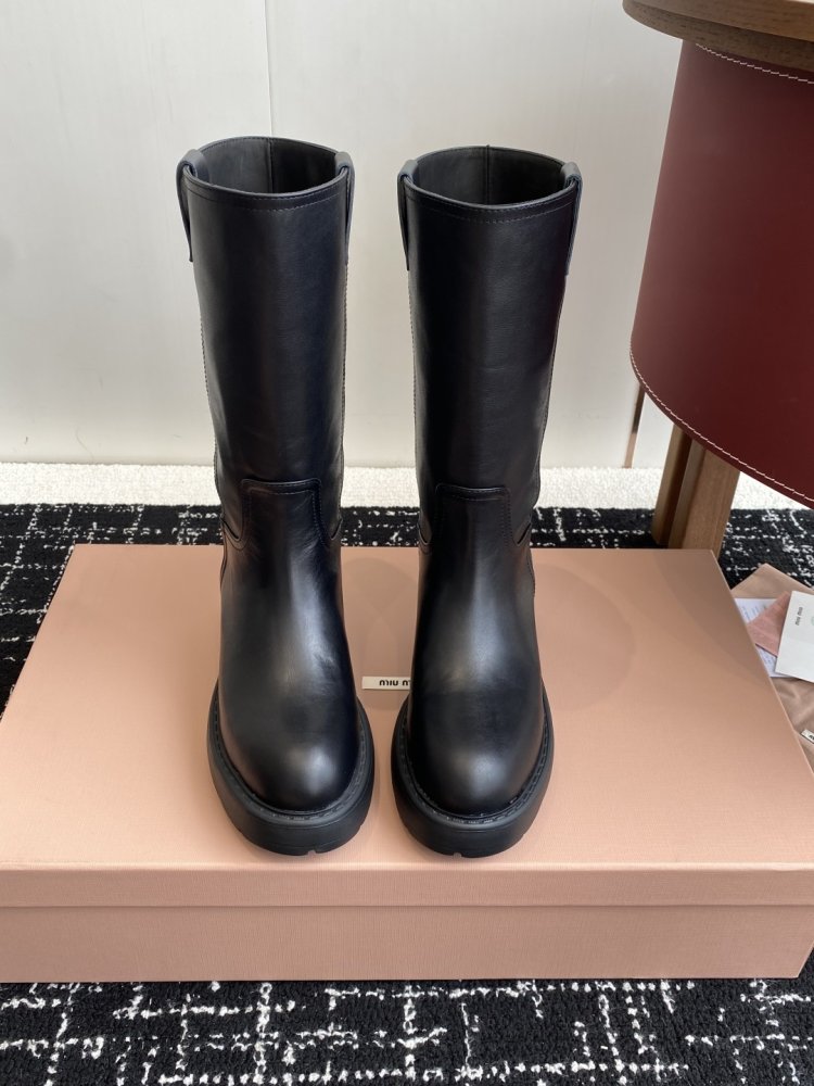 Чоботи жіночі