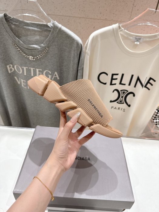 Шлепанцы женские фото 5