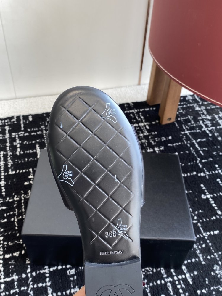 Шлепанцы женские фото 9