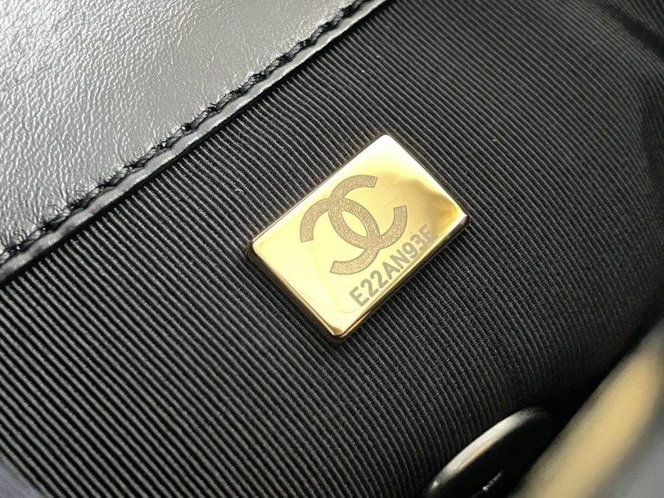 A bag Chanel 19 across shoulder from chain, black фото 9