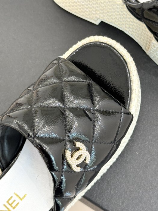 Шлепанцы женские фото 7