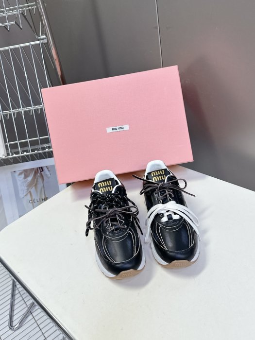 Кросівки жіночі