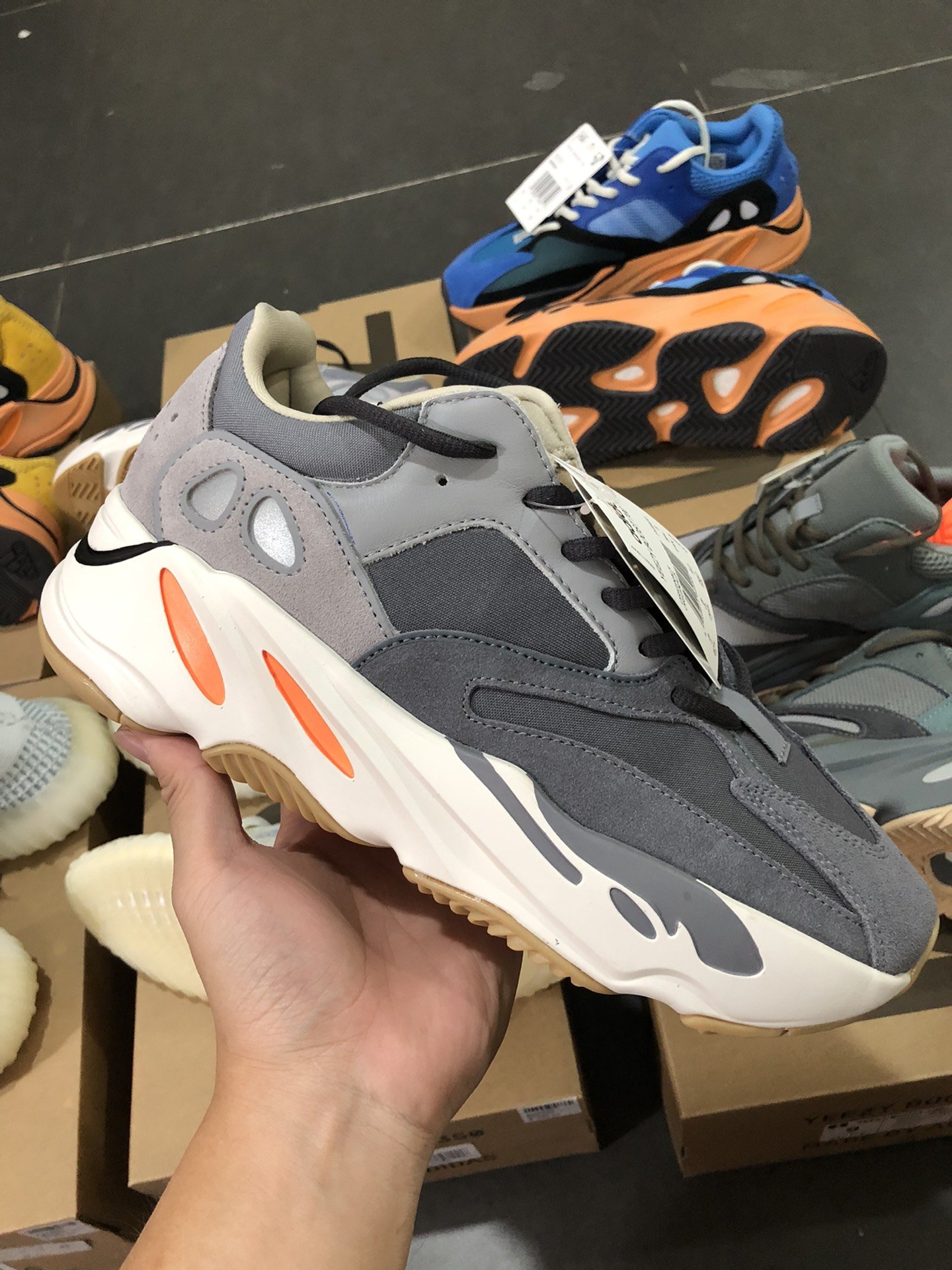 Кросівки YEEZY BOOST 700 фото 2