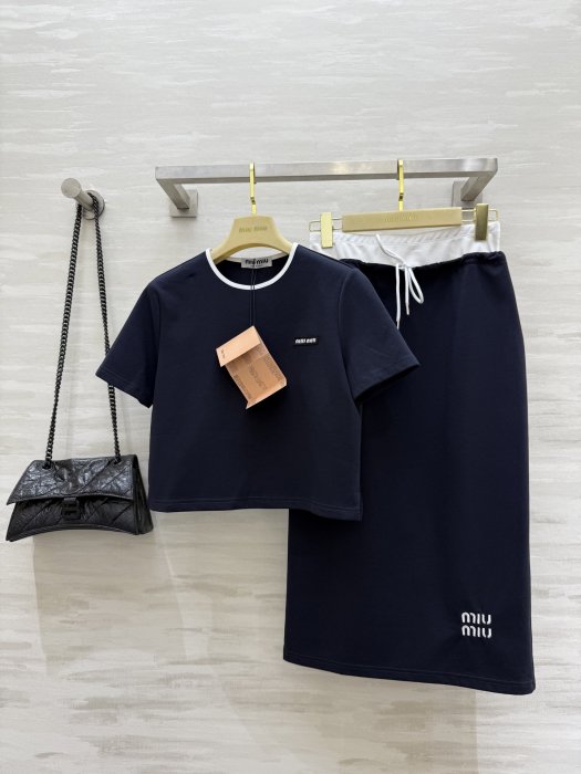 Костюм женский