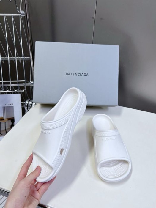 Шлепанцы женские фото 3