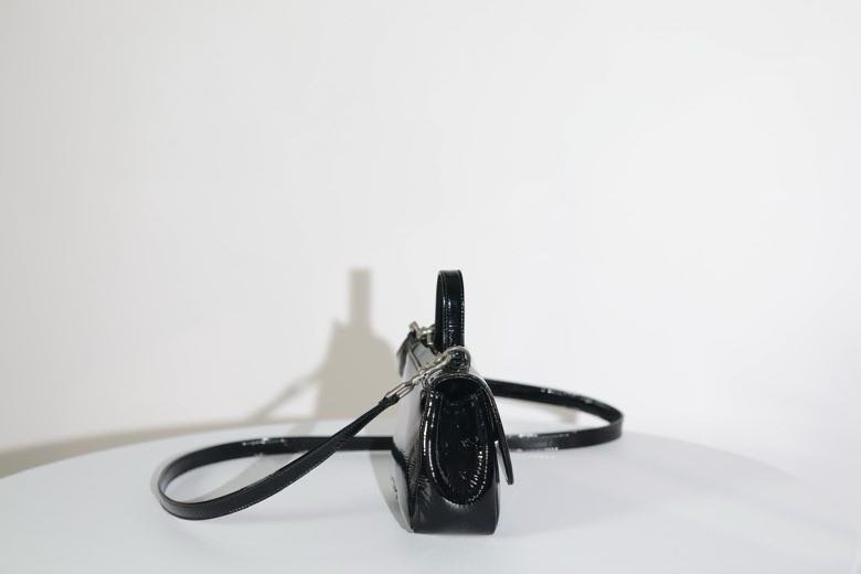 A bag across shoulder фото 2