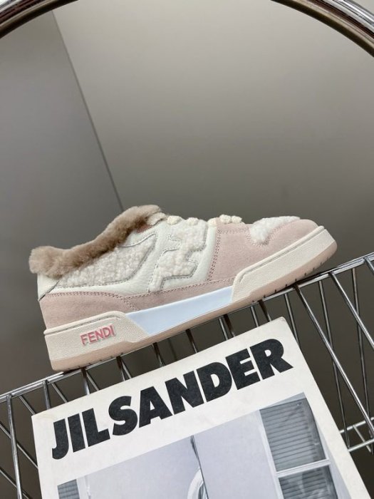 Sneakers women's on fur