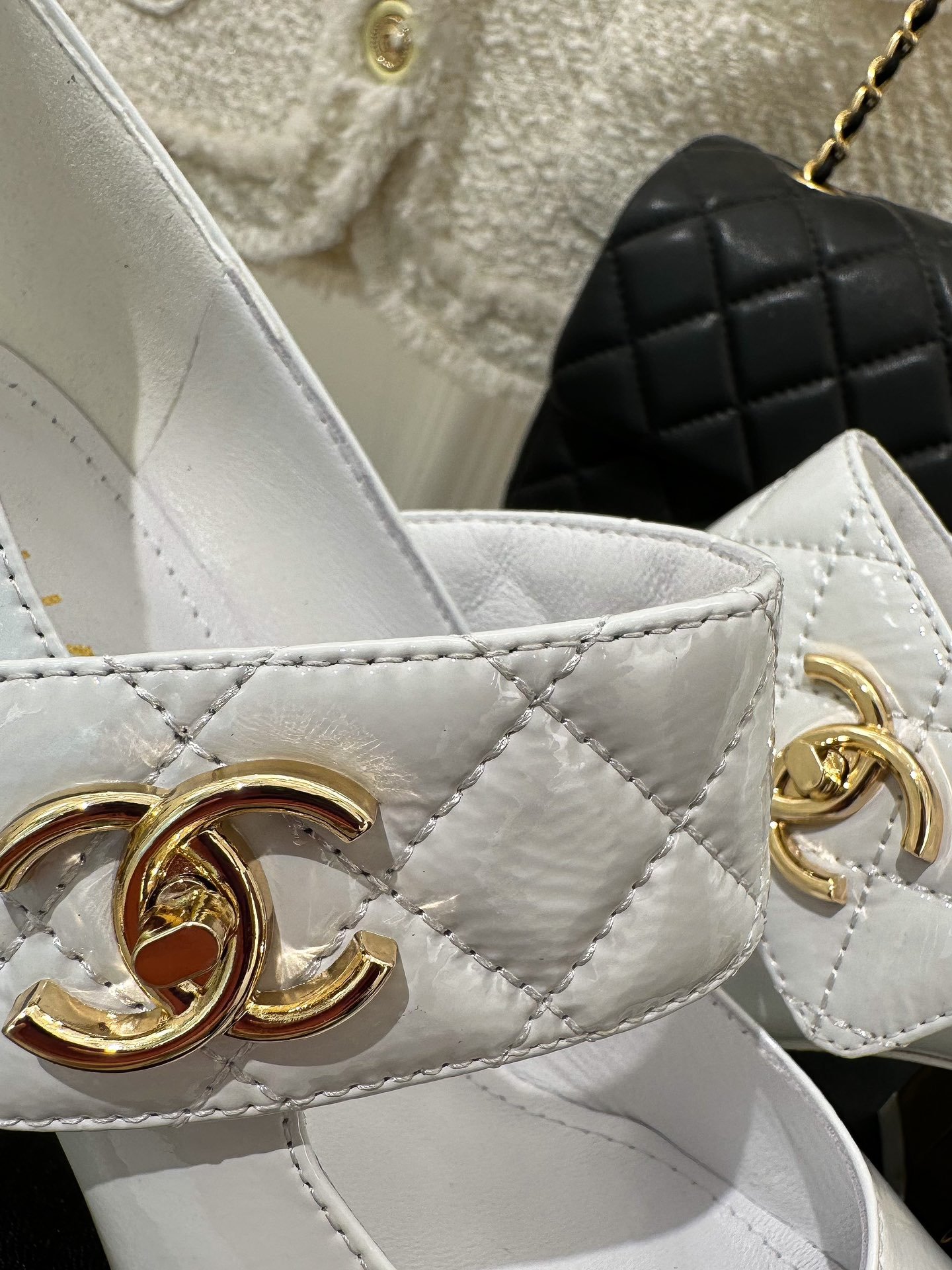 Shoes women's white leather on металическом heel фото 7