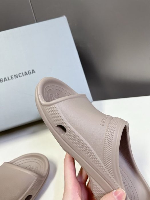 Шлепанцы женские фото 4