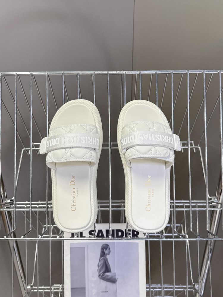 Шлепанцы женские фото 6