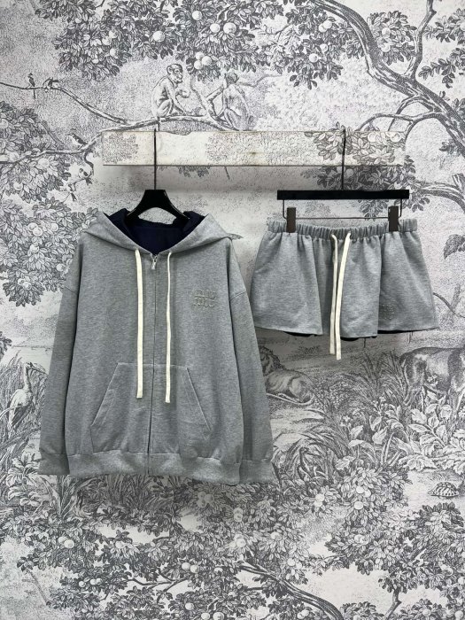 Костюм женский