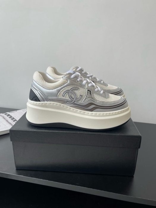 Кроссовки женские