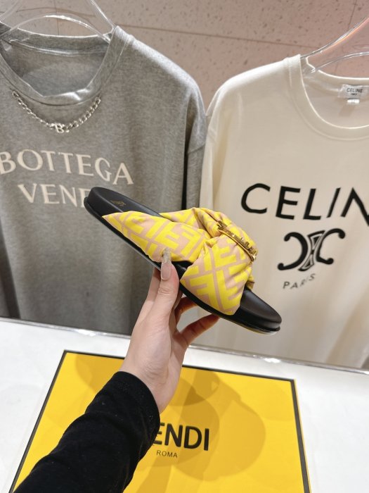 Шлепанцы женские фото 5