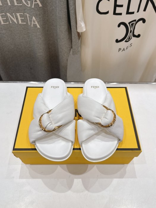 Шлепанцы женские