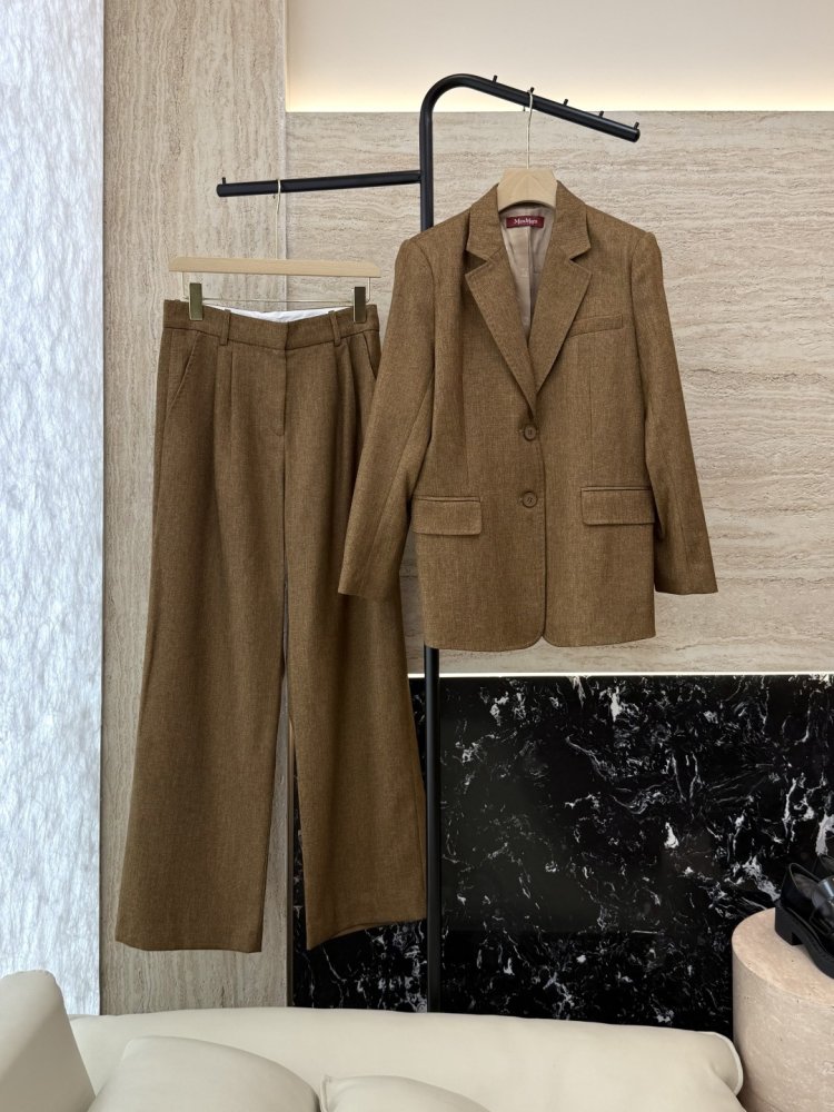 Костюм жіночий